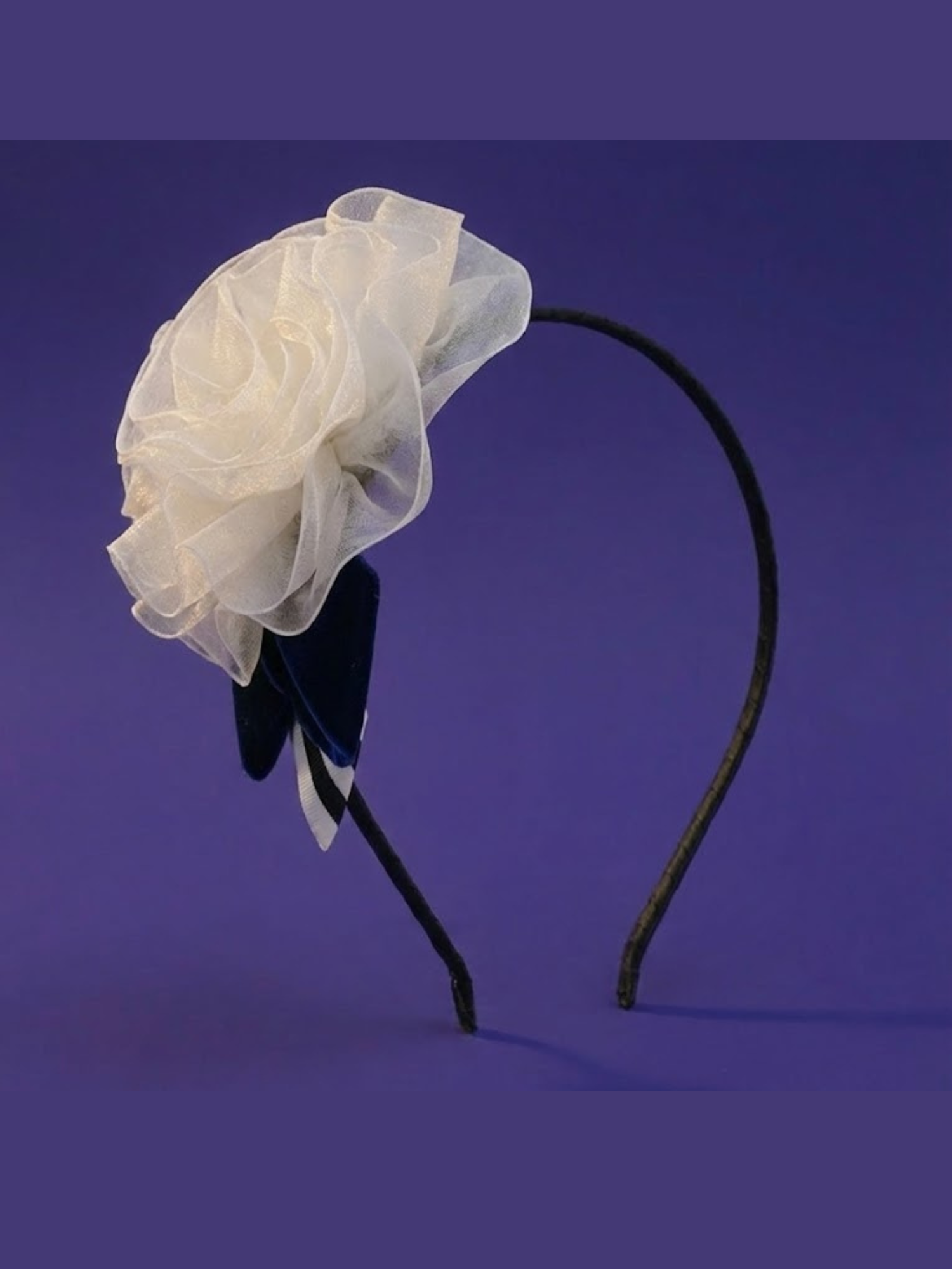 Wit organza gelaagde blomhoofband