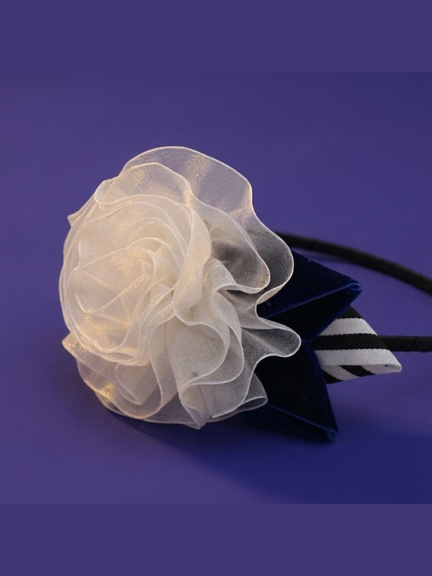 Wit organza gelaagde blomhoofband