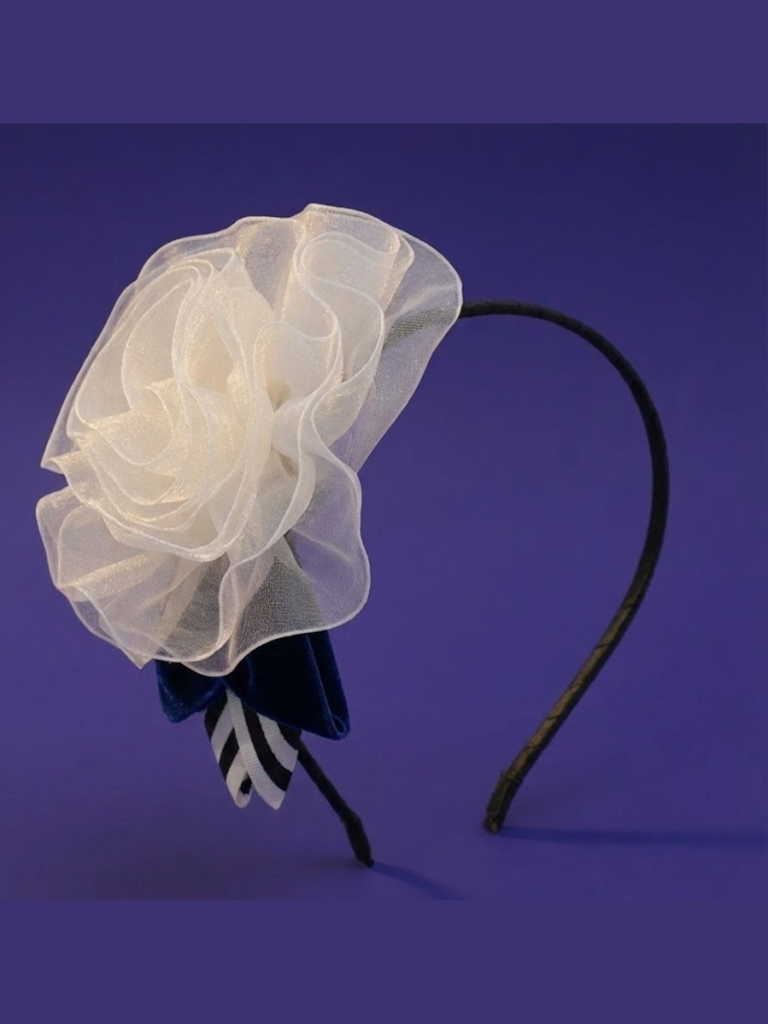 Wit organza gelaagde blomhoofband