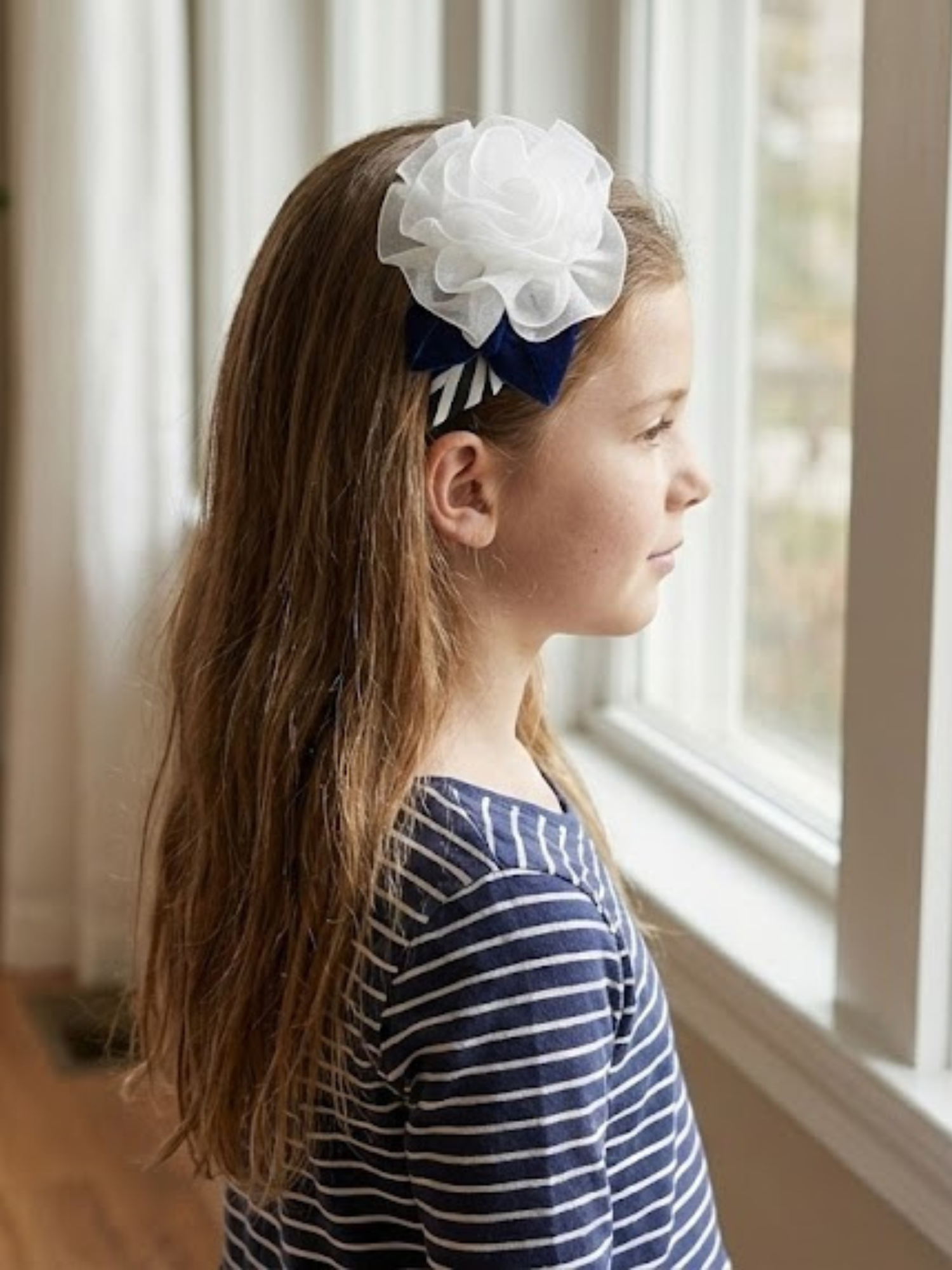 Wit organza gelaagde blomhoofband