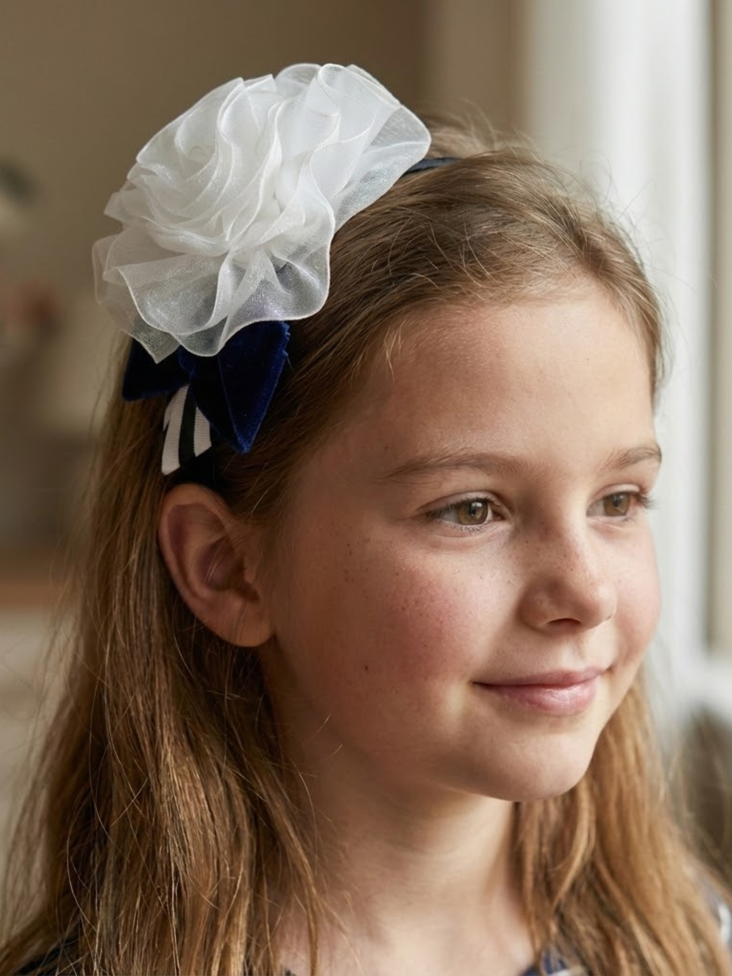 Wit organza gelaagde blomhoofband